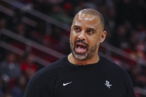 九游体育入口-乌度卡谈获胜：三节末四节初的5-6分钟定胜势 期间我们打得很努力