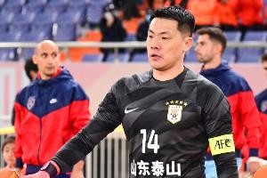 记者：王大雷、李源一已到梅州客场，谢文能、黄政宇应该不会出场