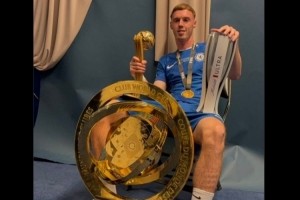 九游app-丰收！切尔西官推晒帕尔默赛后照：世俱杯奖杯+金球+决赛MVP簇拥